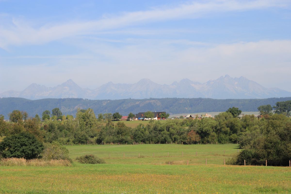 Pohled z Hraubušic na vzdálené Tatry