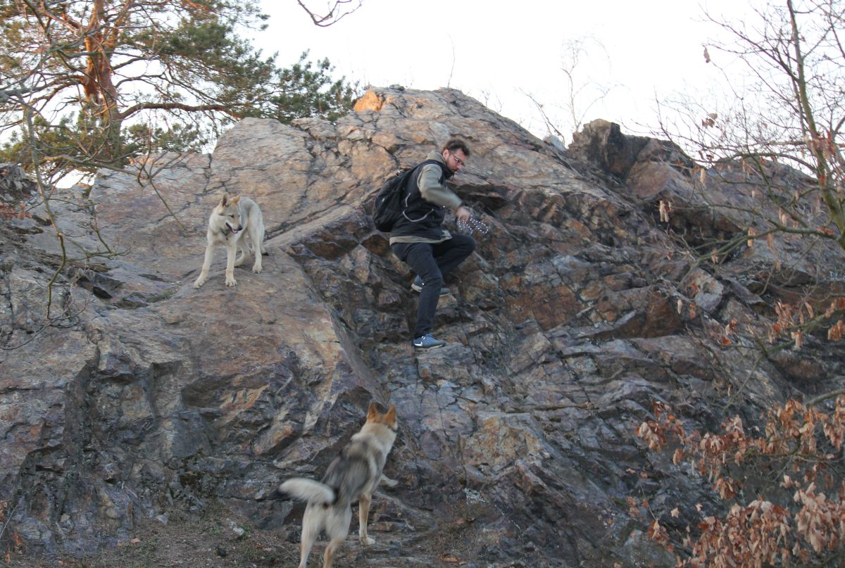 Kosmo Raff s pánečkem na skále a Erron