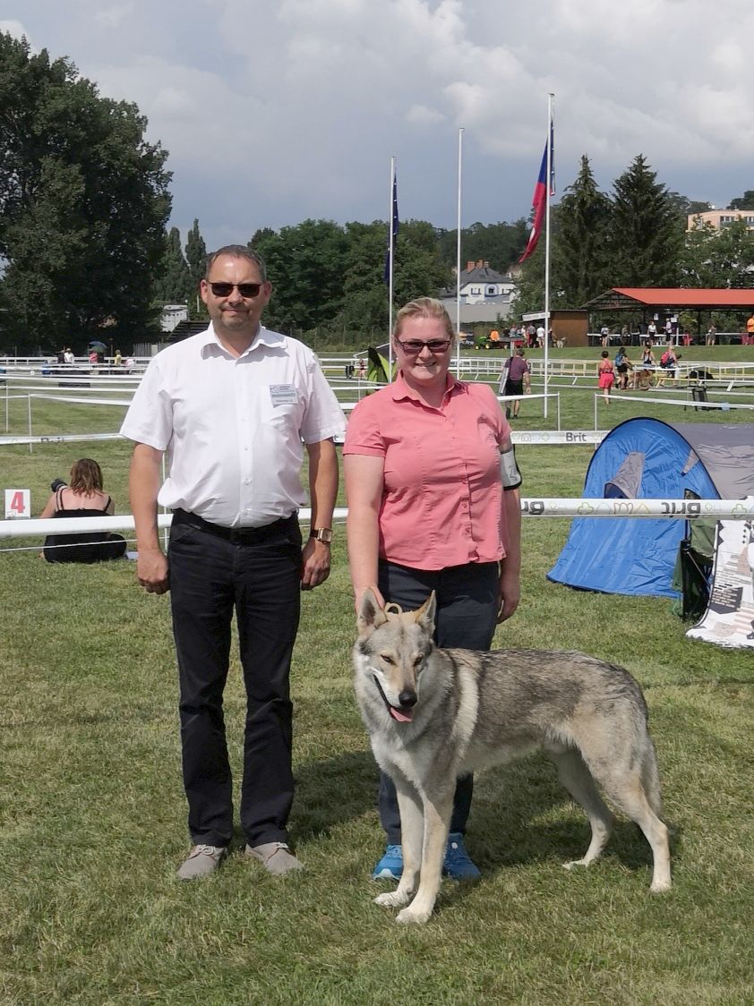 Korry z Molu Es s rozhodčím a majitelkou