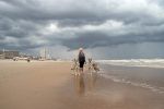 Jana s Erronkem a Cháníkem na pláži před bouřkou :0)