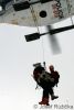 spuštění na laně z vrtulníku Aleš a Yahoo - Labská bouda březen 2012